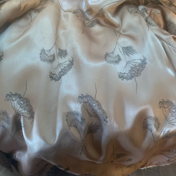 This gorgeous near perfect condition blonde Mink is by Mironoff Furs - Picture 7 of 9